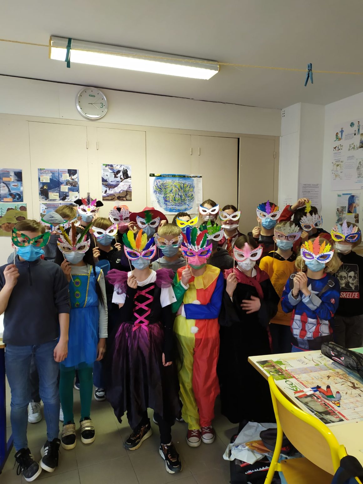 Décoration de masques en CM1/CM2